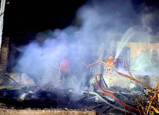 Foto: Tiga unit rumah hangus terbakar di Kecamatan Babahrot, Aceh Barat Daya, Kamis (24/10/2024).