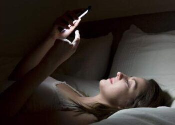 Bahaya, Segera Hentikan Main HP Sebelum Tidur!