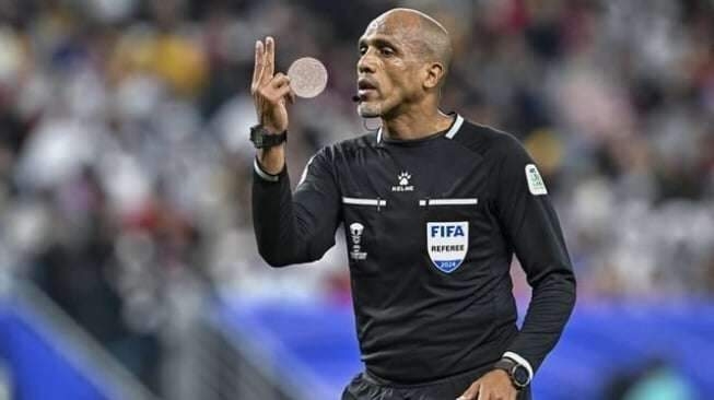 Wasit kontroversial asal Oman, Ahmed Al-Kaf.