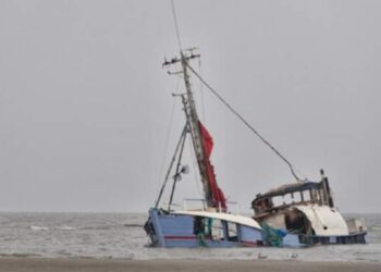 Kapal Karam Dihantam Ombak di Tanjung Siapi-Api, 1 Nelayan Tewas