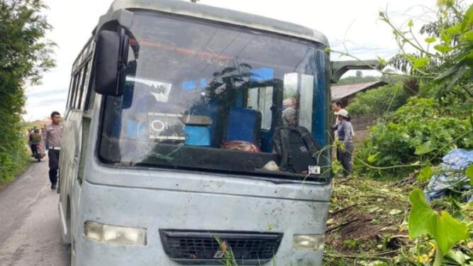 Foto: Bus pengangkut 28 pelajar yang terbalik di Siborongborong menyebabkan 1 tewas di tempat dan 3 orang lainnya terluka.