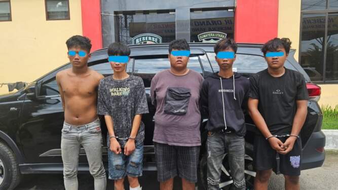 Foto: Kelima tersangka begal di Jalan Bandara Kualanamu saat diamankan di Mapolresta Deli Serdang.
