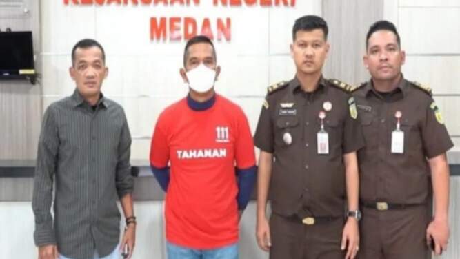 Foto: Kejari Medan saat mengeksekusi terpidana AKBP Achiruddin Hasibuan menuju Rutan Kelas I Medan. 