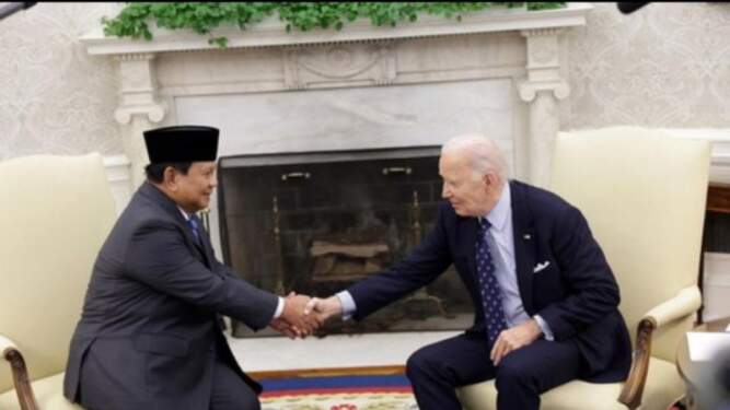 Foto: Presiden Prabowo Subianto bersalaman dengan Presiden AS Joe Biden saat bertemu di Gedung Putih, Washington.