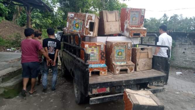 Foto: Petugas menggerebek lokasi narkoba dan mengamankan sejumlah barang bukti dan terduga pengedar.