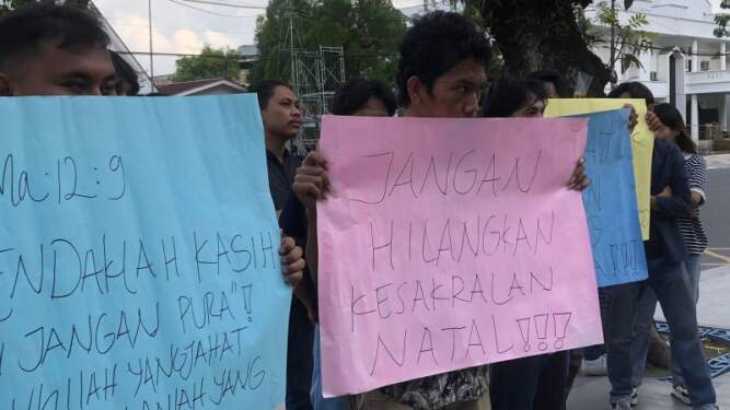 Foto: Sejumlah mahasiswa Kristen aksi di depan Sekretariat Panitia Natal Oikumene Sumut, Jumat (22/11/2024).