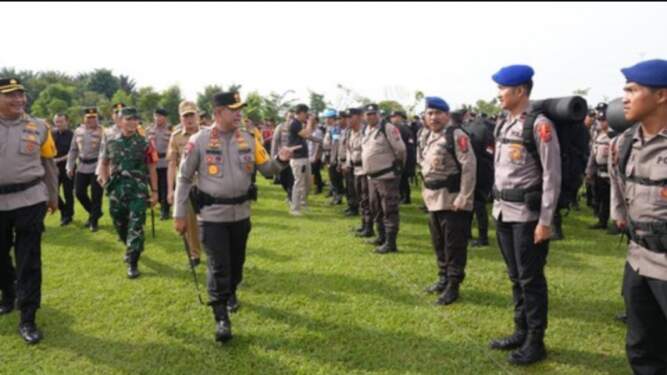 Foto: Kapolda Sumut Irjen Whisnu Hermawan Februanto saat apel pergeseran pasukan Bantuan Kendali Operasi (BKO) Polda Sumut di Lapangan Tribrata Polda Sumut.