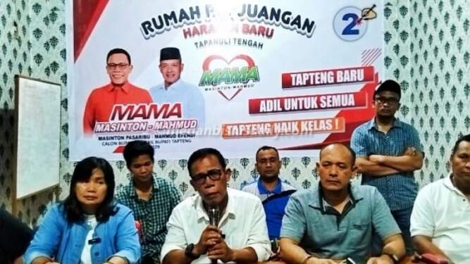 Foto: Paslon Masinton-Mahmud didampingi Ketua Tim Kampanye, Sarma Hutajulu saat menggelar konferensi pers.