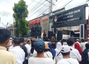 Ribuan Massa Geruduk KPU Medan Minta Pilkada Medan Diulang