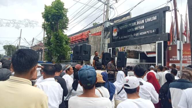 Foto: Ribuan massa menggeruduk Kantor KPU Medan, Jumat (29/11/2024). Mereka menuntut Pilkada Medan 2024 diulang.