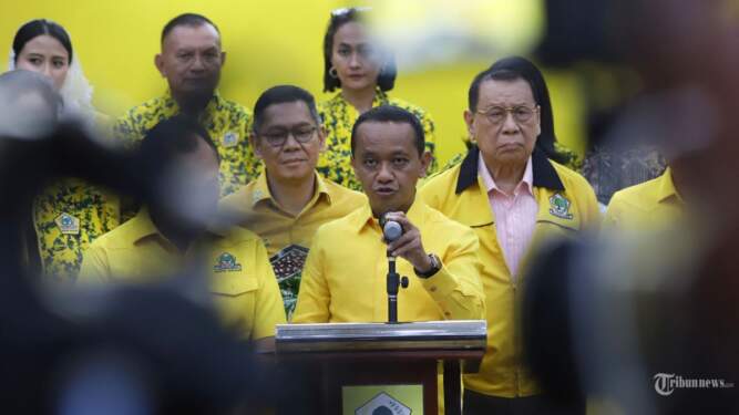 Foto: Bahlil saat umumkan Kepengurusan DPP Golkar Periode 2024-2029.