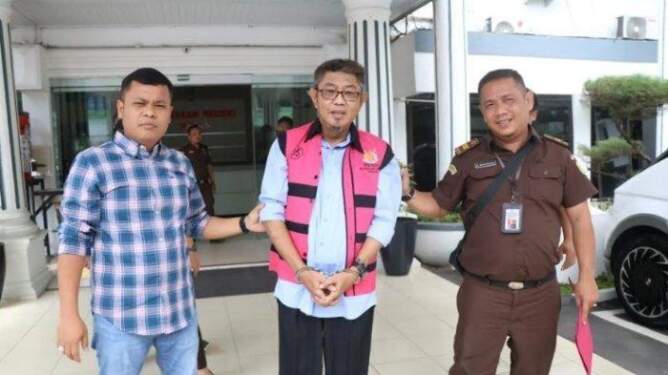 Foto: Bambang Prabowo (tengah).