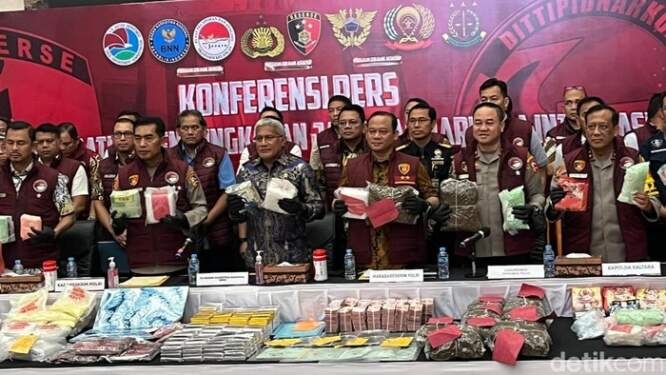 Kabareskrim Polri Komjen Wahyu Widada mengatakan ada 3,3 juta pengguna narkoba di Indonesia.