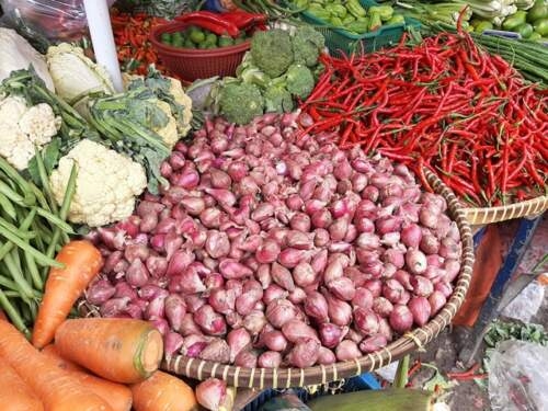 Cabai merah dan bawang.