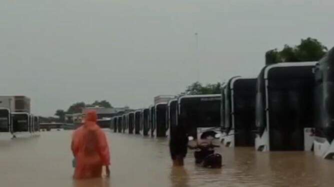 Foto: 60 bus listrik baru proyek Maastran BRT Kementerian Perhubungan terendam banjir.