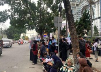 Masyarakat Medan Antusias Naik Bus Listrik