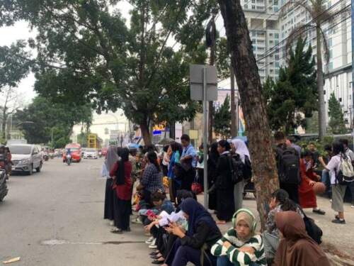 Foto: Masyarakat yang menanti kehadiran bus listrik.