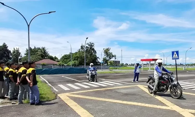 Foto: Para instruktur safety riding penuh semangat membagikan cara memprediksi bahaya saat sedang naik motor di jalan kepada para pelajar SMK Swasta Nila Harapan.(Istimewa)