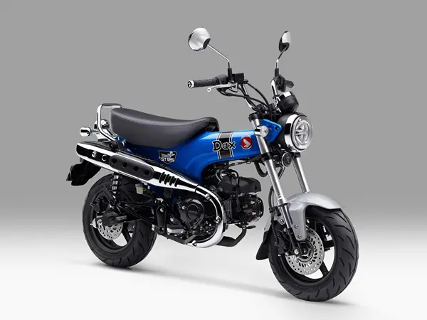 Foto: Honda ST125 Dax dengan warna terbaru Pearl Glittering Blue hadir mendampingi model berwarna Pearl Cadet Gray yang masih dipertahankan.(Istimewa)