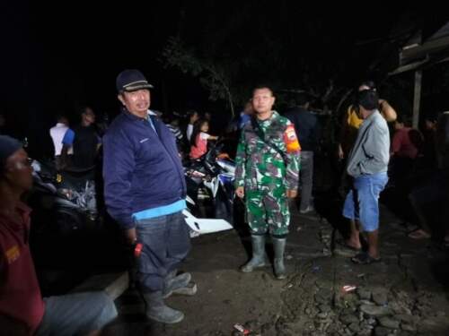 Foto: Petugas dan warga berusaha mencari korban di Sungai Kualuh.
