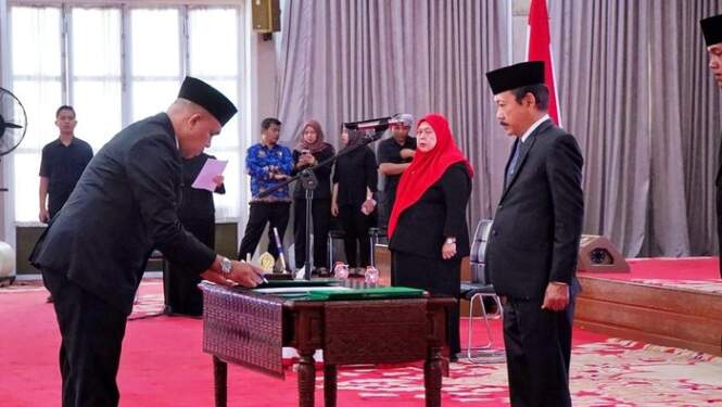 Foto: Faisal Hasrimy dilantik sebagai Kadinkes Sumut.