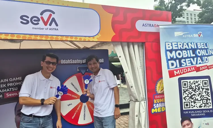 Foto: Kunjungan Corporate Function Director PT Astra Daihatsu Motor, Hiroyuki Itoh (kanan), dan Marketing and Customer Relations Division Head PT Astra International Daihatsu Sales Operation, Tri Mulyono (kiri), di booth SEVA yang menawarkan solusi finansial bagi pengunjung Daihatsu Kumpul Sahabat Medan dalam mewujudkan impiannya memiliki mobil Daihatsu.(Istimewa)