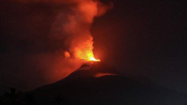 Foto: Gunung Lewotobi Laki-Laki meletus.