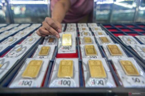 Foto: Harga emas Antam, Jumat (1/11) mengalami penurunan drastis.