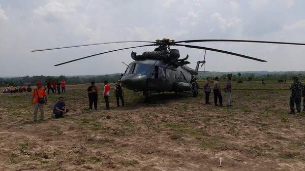 Helikopter TNI mendarat darurat.