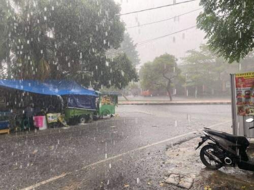 Hujan lebat turun.