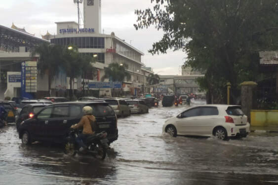 Foto: Hujan turun di Medan.