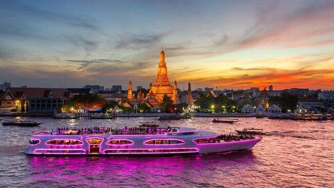Foto: Pemandangan Wat Arun dari Sungai Chao Praya di Bangkok, Thailand.