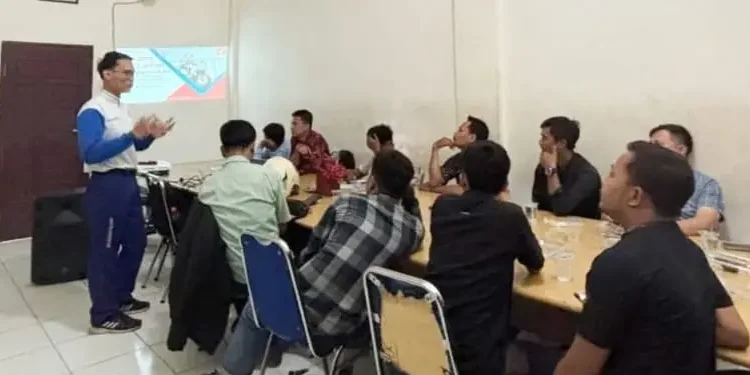 Foto: PT Indako Trading Coy menggelar aktvitas edukasi keselamatan berkendara kepada para karyawan Mega Central Finance (MCF) pada 13 November 2024.(Istimewa)