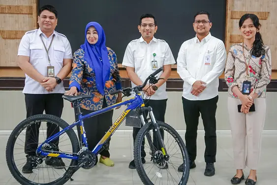 Foto: Asisten Umum Setda Kota Medan Ferry Ichsan diabadikan dengan PNS yang mendapat hadiah pada Bimtek pembekalan PNS yang akan purna tugas, Rabu (20/11/24).(Istimewa)