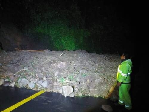 Material tanah longsor berupa batu menutup jalan saat peristiwa terjadi.