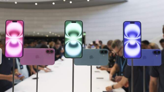 Foto: iPhone 16 baru dipamerkan selama pengumuman produk baru di kantor pusat Apple.