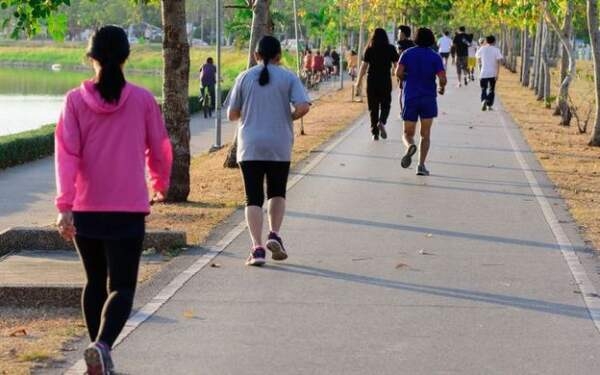 Jalan kaki.