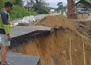 Hati-hati! Jalan Menuju Parapat-Danau Toba Amblas