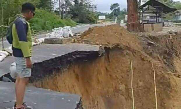Foto: Ruas jalan menuju Danau Toba, Parapat tepatnya di Pondok Bulu yang mengalami longsor.