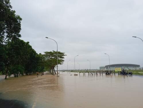 Jalan arteri ke Bandara Kualanamu tenggelam.