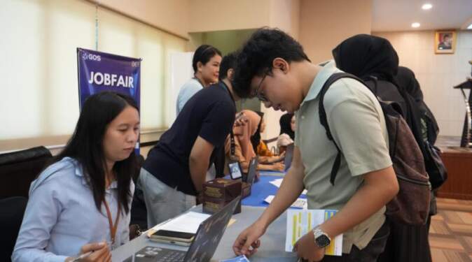 Foto: Sejumlah pencari kerja sedang mencari informasi di "job fair" Disnaker Kota Medan bersama FISIP USU, di Medan, Jumat (15/11/2024).