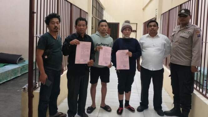 Foto: Ketiga pelaku saat diamankan di kantor polisi.