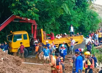 Foto: Longsor, PGE Area Sibayak Fokus Membantu Proses Evakuasi 4