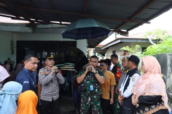 Masyarakat bersama personel TNI/Polri membawa jenazah petugas linmas yang meninggal dunia saat bertugas di Banda Aceh, Rabu (27/11/2024). 