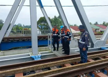 Foto: Dukung Pelestarian Lingkungan, KAI Sumut Ganti Bantalan Kayu dengan Sintetis 1