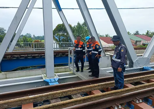 Foto: PT Kereta Api Indonesia (KAI) (Persero) Divisi Regional I Sumatera Utara (Sumut) secara bertahap mengganti bantalan kayu dengan bantalan sintetis sebagai upaya menjaga kelestarian lingkungan.(Dok:KAI Divre I SU)