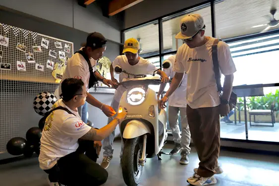 Foto: Komunitas Scoopy Modification Style Bali menyaksikan New Honda Scoopy generasi terbaru (21/11).(Istimewa)