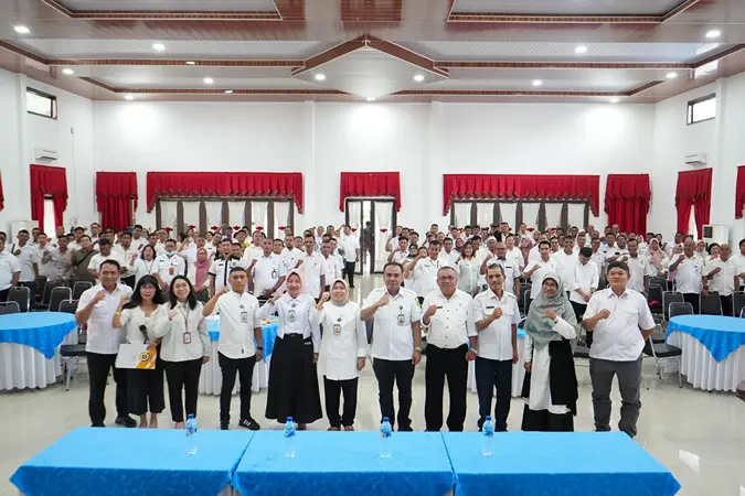 Foto: Staf Ahli Wali Kota Medan Emilia Lubis diabadikan bersama pihak kecamatan dan kelurahan usai sosialisasi optimalisasi pengelolaan sampah di Kota Medan Tahun 2024, Rabu (6/11/2024).(Istimewa)