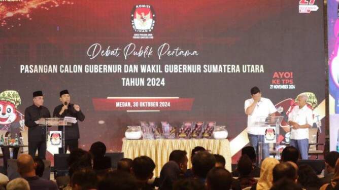 Foto: Paslon Bobby-Surya dan Edy-Hasan dalam debat pertama.