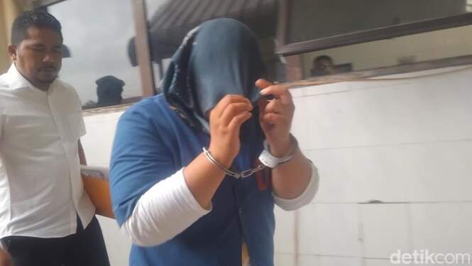 Foto: Pelaku saat diamankan di Polres Asahan.